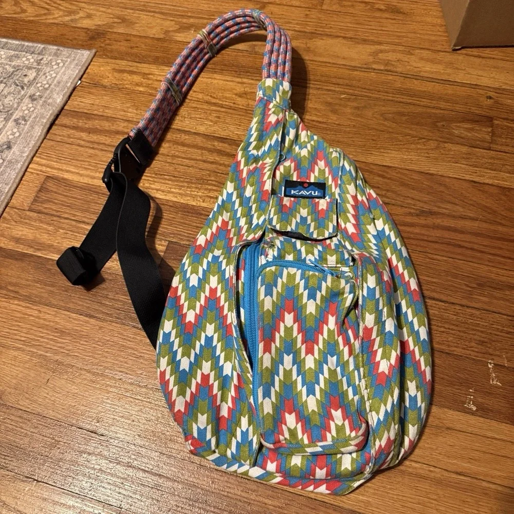 KAVU ROPE SLING BAG MULTICOLOR SOUTHWEST AZTEC DESIGN SLING‎ BAG VGC